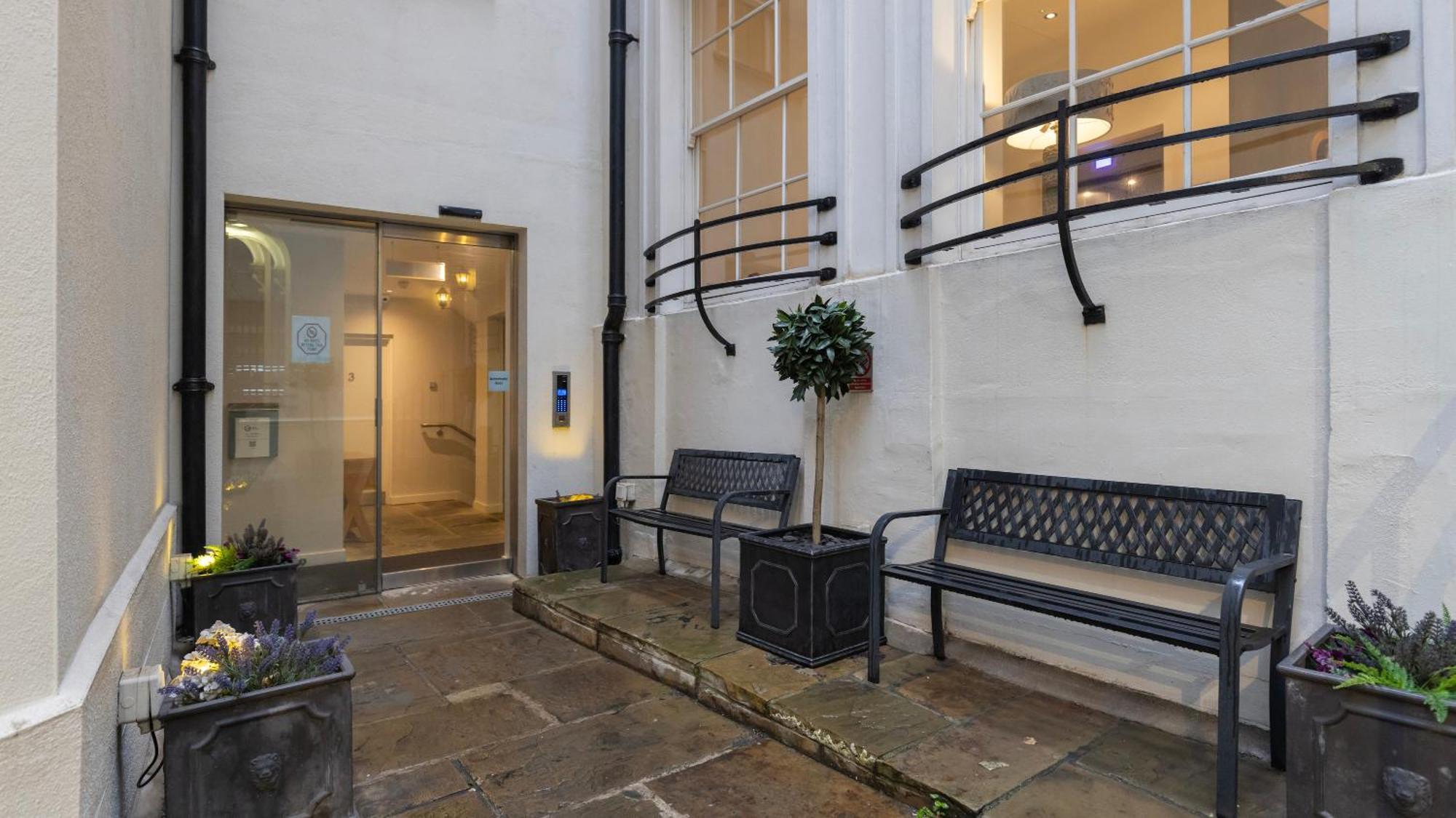Aparthotel Bank Serviced By Lovelystay
